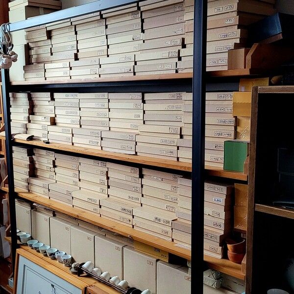 어느 다우의 차실에 잘 정리된 보이차, 가까이 두고 마시는 차만 500여 종류가 넘고 그의 차 보관실에는 이 차의 몇 배가 되는지 모를 정도로 소장하고 있다. 이 다우는 보이차로 투자 수익까지 고려해 철저하게 관리하고 있다. /김정관