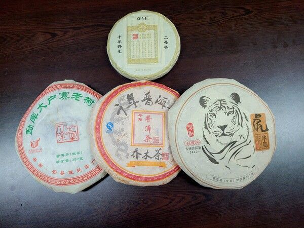 나에게 '궁극의 차'인 네 종류의 첫물 고수차. 이 네 종류의 차만 평생 마셔도 되지만 이 차들의 찻값이 싸지 않을 뿐 아니라 소장하고 있는 다른 차도 마셔야 한다. '궁극의 차'는 일상에서 늘 마시는 차가 아니라 내가 마시는 차의 기준이 되고 수장 욕구를 없애는 거울이 된다고 하겠다. /김정관