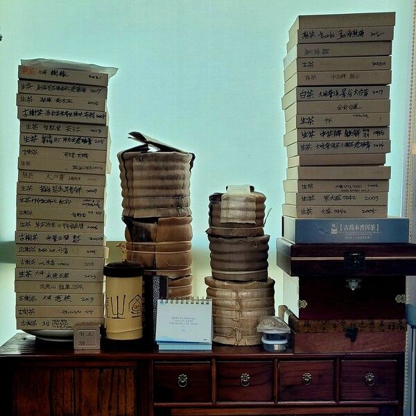 내 사무실에서 곁에 두고 마시는 차들인데 이 차만 50여 편이다. 테이블 맞은편에 100여 편이 또 있으니 이십여 년간 모인 차가 종류만 300여 종, 편수로 500편이 넘는다. 이렇게 적지 않은 양을 소장하고 있는데도 자의 반 타의 반으로 계속 차가 더해진다.