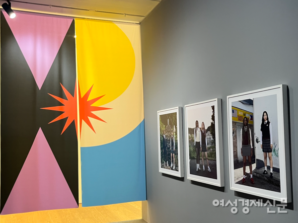 아프리카와 아시아 국기를 분석해 공통점을 추출하고&nbsp;거기에&nbsp;상상을 더해 새로운 국기를 디자인했다. 오른쪽에는 동두천을 배경으로 교복을 착용한 아프로지아 멤버들 /허아은 기자