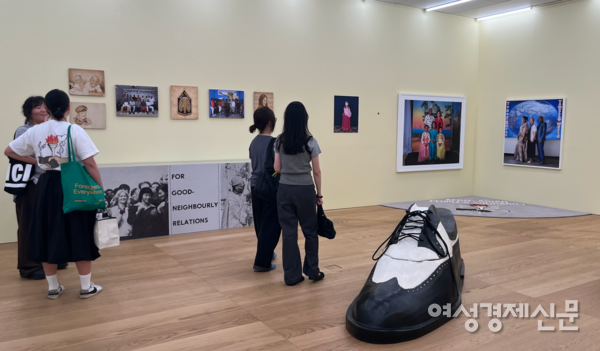 동두천의 스페이스 아프로아시아 내부 오브제도 옮겨 전시됐다. /허아은 기자