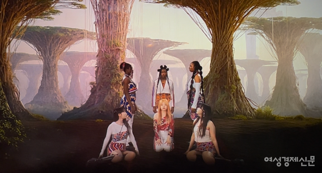 아프로아시아 컬렉티브(최원준 작가·문선아 디렉터)가 동두천 출신 학생 6명으로 구성된 걸그룹 '아프로지아(Afrozia)'와 그들의 첫 음원 '파우 파우(Pow Pow)'를 공개했다. /허아은 기자