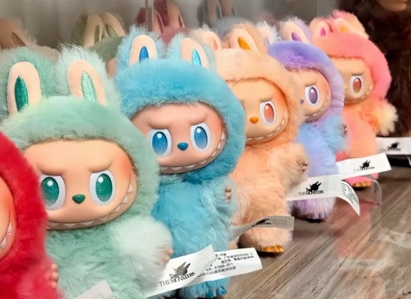 라부부 키링이 색깔별로 나열돼 있다. /바이두 캡처