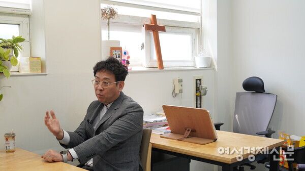 박혜원 자유로운교회 목사가 여성경제신문과 인터뷰를 하고 있다. /장세곤 기자