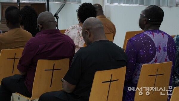 자유로운교회 예배에 참석한 이주민들이 목사의 설교에 집중하고 있다. /장세곤 기자