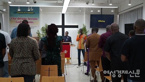 아프리카계 목사의 인도로 동두천 자유로운교회에 모인 이주민들이 예배를 드리고 있다. /장세곤 기자