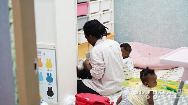 파주 디자인교회 부설 조이하우스에서 이주민 교사가 아이들을 돌보고 있다. /허아은 기자&nbsp;