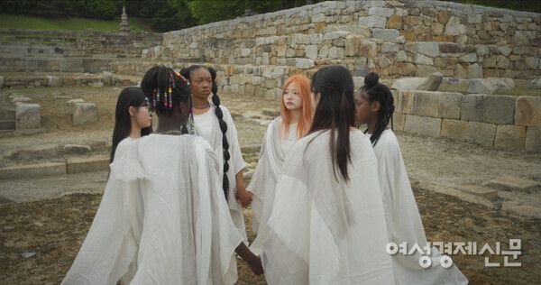 동두천에서 태어나고 자란 여학생 6명으로 구성된 프로젝트 걸그룹 '아프로지아(AfroZia)'. 작업물은 오는 10월 16일까지 서울 청담동 송은아트센터에 전시된다. /최원준 작가