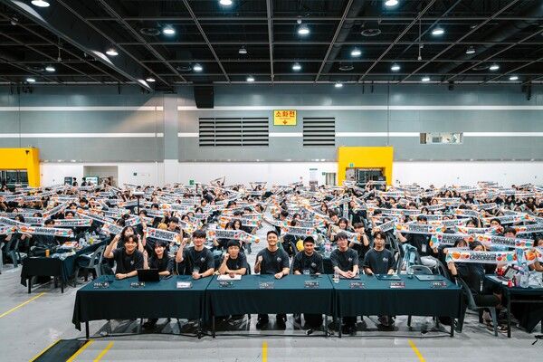 서울 서초구 양재aT센터에서 열린 멋쟁이사자처럼 13기 중앙 해커톤에 참가한 대학생들이 기념촬영을 하고 있다. /멋쟁이사자처럼&nbsp;