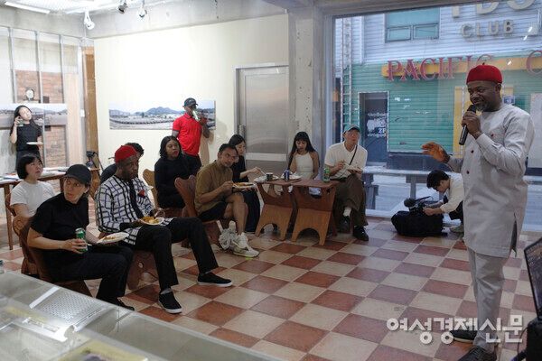 스페이스 아프로아시아는 아프리카와 아시아의 역사적 맥락과 현대 사회에서의 관계를 예술로 표현하고자 영화감독이자 미술작가인 최원준 씨와 큐레이터이자 디렉터 문선아 씨가 2021년 공동 설립했다. /최원준 작가