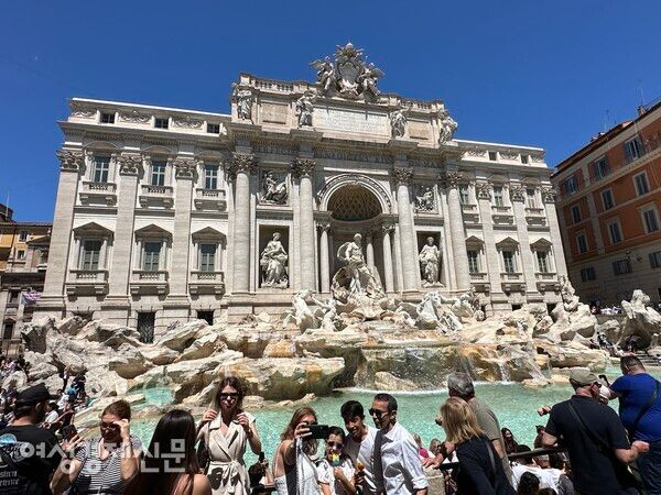 트레비 분수에 동전을 던지며 사람들은 다시 로마에 올 수 있기를 빈다. /사진=박재희