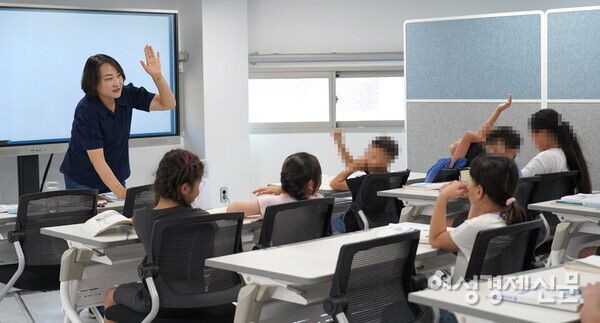 다가치배움터에서 아이들에게 한국어를 가르치는 교사로 일하는 김귀숙 씨가 수업을 하고 있다. 그는 