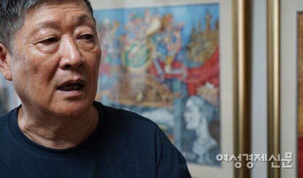 광주 고려인마을에 거주하며 작품활동을 이어가고 있는 카자흐스탄 출신 문빅토르 화백(남·74)이 여성경제신문과 인터뷰하고 있다. /장세곤 기자