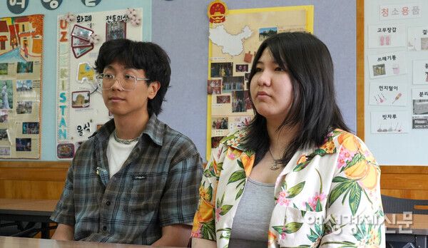 광주 새날학교에서 카자하스탄 출신 티무르·우주베키스탄에서 출신 아지자 학생(왼쪽부터)이 본지와 인터뷰를 진행하고 있다. /장세곤 기자