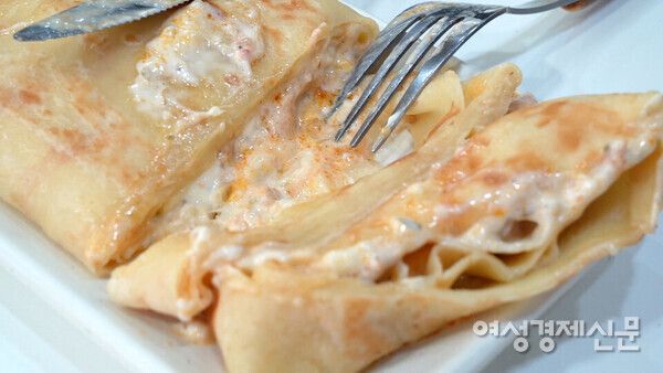 7년 전 러시아에서 한국으로 이주한 크레프 가게의 사장 지이고르 씨(남·36)도 고려인들이 많이 모여 사는 마을 특성상 