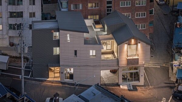 필자 설계 부산 남구 문현동 소재 단독주택 양명재 야경. 시공=단단한 종합건설