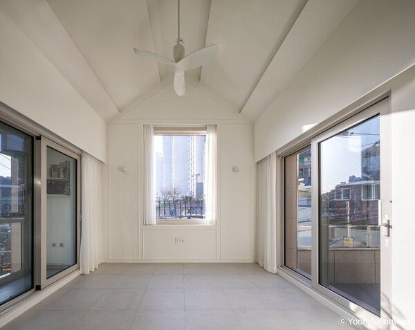 양명재 거실은 천정고가 높아서 집의 상징성을 드러낸다. 마당과 이어지니 땅에 접한 단독주택 생활과 다름없는 일상을 보낼 수 있을 것이다.