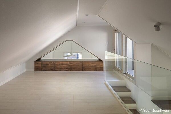 넉넉한 다락 공간은 여유 있는 수납과 아이들의 공부방이나 부부의 취미실로 쓸 수 있으며 위층 마당을 거쳐 부부 침실로 이동할 수 있다.