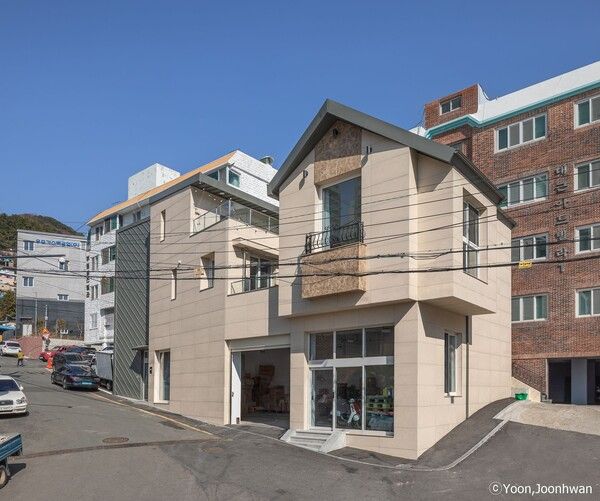 양명재 전경, 열악한 대지 조건임에도 불구하고 지어진 집은 필자의 단독주택 설계 지침이 충실하게 담겨 있다. 집의 외관 디자인이 집의 얼개에 맞춰 구성되어 화려하지는 않아도 격조 있게 나온 것 같다.