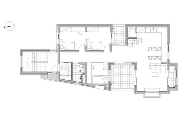 단독주택 아래층, 방위표를 보면 남향집인 걸 알 수 있다. 침실채와 거실채는 마당으로 나뉘고 집 안에 양명한 남향 햇살이 넘쳐나는 걸 상상해 볼 수 있겠다. /김정관