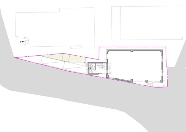 경사진 도로에 면한 대지의 향은 정 서향, 대지 형상은 이형(異形)으로 너비가 좁아서 평면을 구성하기가 어려운 조건이다. 단독주택을 지을 수 있어 보이는 대지가 아니라는 걸 알 수 있다. /김정관