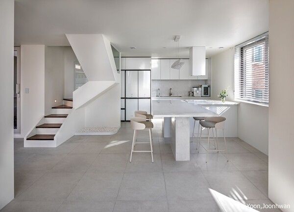 남향 햇살이 가득 들어온 주방과 식탁, 다락으로 올라가는 계단이 실내 분위기를 생동감 넘치게 한다.