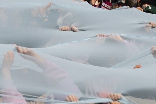 여성노동자대회에서 참가자들이 여성차별의 상징인 유리천장을 깨고 나가자는 의미로 투명한 천을 찢는 퍼포먼스를 하고 있다. /연합뉴스