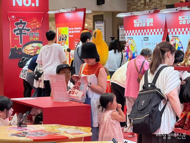 농심이 일본 오사카 한큐백화점에서 신라면 팝업스토어를 열었다. 매운 음식에 익숙지 않은 일본인들도 긴 줄을 서며 참여했다. 룰렛 이벤트·MBTI 토핑 추천 등 체험형 콘텐츠로 한류 인기를 실감케 했다. /김현우 기자