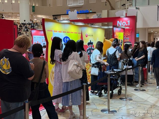 “맵지만 궁금해요” 신라면 팝업스토어에 오사카 시민들이 몰렸다. 백화점 앞엔 긴 줄이 이어졌고, 매운맛이 익숙지 않은 일본인들도 한류 열풍 속 신라면 체험에 적극 참여했다. /김현우 기자