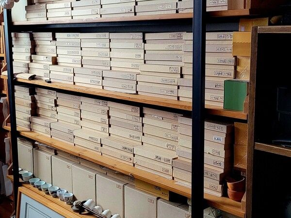 한 다우의 다실에 보관하고 있는 보이차, 개별 보관 상자를 두꺼운 종이로 별도로 제작해서 담아 관리하고 있다. 평소에 마시는 차를 이렇게 보관하면 관리는 물론이고 잊어버리고 못 마시는 불상사는 없을 것이다. /김정관