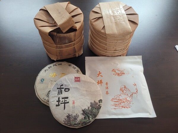 보이차가 죽포에 싸여 있으면 엄마의 자궁 안에 있는 상태처럼 안전하다. 그렇지만 죽포 밖으로 나온 보이차는 습기 등 차에 영향을 주는 인자로부터 위협을 받게 된다. /김정관