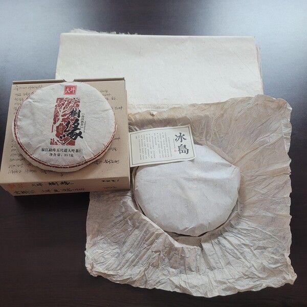 죽포 밖으로 나온 보이차는 종이 포장지 한 겹으로 외부 환경의 영향을 견뎌야 한다. 특히 습기로부터 보호되어야 하는데 가장 먼저 해야 하는 건 한지로 한 겹 더 싸는 것이다. 요즘은 포장지가 한지가 아닌 일반 종이라서 차는 습하거나 건조한 환경의 나쁜 영향을 바로 받는다. /김정관