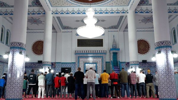 지난 5월 28일 서울중앙성원의 마지막 예배 모습이다. 종교는 무슬림 이주노동자들의 삶에서 큰 비중을 차지한다. /장세곤 기자