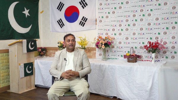 파키스탄 교민회의 부대표인 라시드 무하마드(남46)씨가 식당에서 인터뷰하고 있다. /장세곤 기자