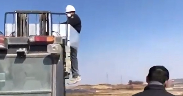 전남 나주의 한 벽돌 공장에서 스리랑카 출신 노동자가 지게차에 묶여 학대당하는 영상이 공개되자 고용허가제(EPS)를 개선해야 한다는&nbsp;목소리가 나오고 있다. /광주전남이주민지원센터