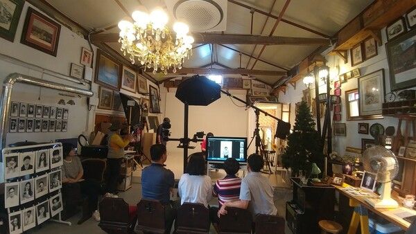 대전에서 대청호 탐방을 시작한다면 추동마을을 들러야 한다. 그곳에는 흑백사진을 셀프로 찍는 사진관과 카페가 있어 사람들이 찾는다. /사진=김성주