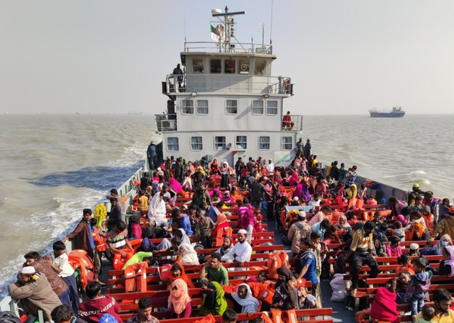 지난 2020년 12월 29일(현지 시각) 방글라데시 남부 항구도시 치타공에서 해군 선박에 탑승한 로힝야족 난민들이 벵골만의 외딴 섬으로 향하고 있다. /연합뉴스