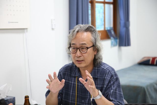 김상훈 제주도 천구교 제주교구 이주사목센터 나오미센터 국장이 난민 문제를 두고 여성경제신문과 인터뷰하고 있다. /허아은 기자