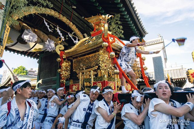 신을 모신 가마 행렬과 강 위의 배 퍼레이드, 화려한 불꽃놀이가 이어진다. 골목마다 야키토리와 오코노미야키 같은 먹거리 노점이 들어서며, 어른과 아이가 모두 역할을 맡아 참여한다. 단순한 볼거리를 넘어 마을의 안전과 결속을 확인하는 의례이자 도시 경제를 살리는 장치다. /김현우 기자