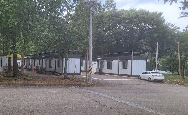 달기약수탕 주민들이 2025년 봄 산불로 인하여 집을 잃었다. 컨테이너로 만든 임시 거처에 지금도 생활하고 있다. 많은 관심과 지원이 필요하다. /사진=김성주