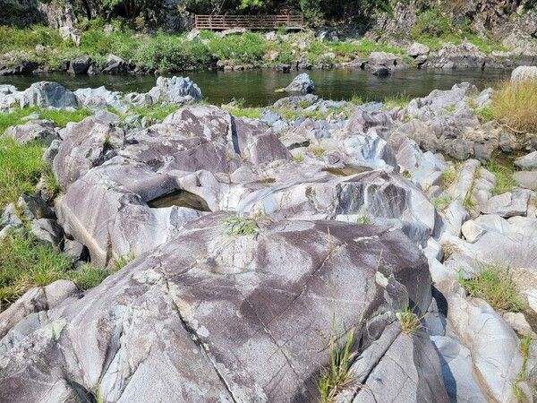 청송 백석탄 포트홀은 퇴적암이 물과 바람에 항아리 같은 구멍이 생긴 바위들이다. 새벽에 물안개가 올라올 때 사진을 찍으면 몽환적인 모습을 담을 수 있다. /사진=김성주