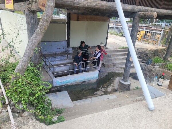달기약수탕을 찾은 관광객들이 약수터에서 약수를 마시고 있다. 예전부터 달기약수탕은 탄산과 철분이 다량 함유되어 톡 쏘는 맛과 떫은맛이 강해서&nbsp; 천연사이다로 유명했다. 달기약수탕에는 약수를 이용하여 조리한 백숙 요리가 일품이다. /사진=김성주