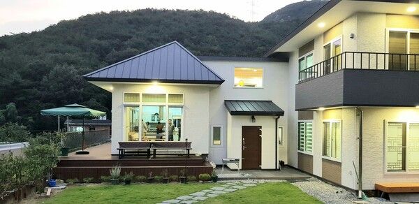 단독주택 심한재 전경. 경사 지붕과 처마는 집의 유지 관리에 힘을 들이지 않게 한다. 거실채와 침실채, 1층의 내부 공간과 마당이 하나의 공간으로 쓰게 되므로 우리집의 일상생활은 활기가 넘친다. /김정관