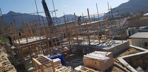 집의 골조를 중목조로 지으면 시공 완성도를 보장할 수 있고 설계에 들인 정성을 그대로 시공 과정에 담아낼 수 있어 안심하고 살 수 있는 집을 지을 수 있다. /김정관