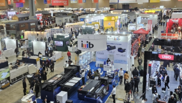 건축박람회 전시장, 단독주택 전문 시공사 부스를 찾아 상담해서 우리집을 지을 수 있겠지만 건축사의 역할은 배제될 터이니 아마도 그렇게 짓는 집은 기성품이 되지 않을까 싶다. /김정관