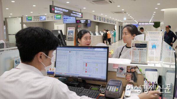 베트남 출신 이하진 씨(가운데)는 시화병원 국제진료센터에서 의료 통역사로 근무하고 있다. 베트남 이주민 환자의 수납을 돕고 있다. /허아은 기자