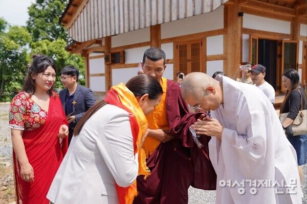 네팔 근로자들은 퇴근 후와 주말에 시간을 내 영암 축성사의 마니차 조성을 도왔다. 사진은 완성 기념 행사에서의 전통 법복을 입은 푸르기마 씨 /푸르기마