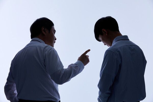 규정을 어긴 상황을 마주했을 때, 관리자가 취할 수 있는 접근법은 크게 두 가지로 나눌 수 있다. 바로 ‘직접적 지적’과 ‘간접적 지적’이다. 이 두 가지 접근법의 차이는 재판관(Judge)과 조력자(Facilitator)의 역할 차이로 비유할 수 있다. /게티이미지뱅크