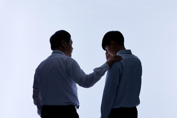 결국 우리는 매 순간 선택의 기로에 놓인다. 상대방의 잘못을 날카롭게 지적하며 순간의 통쾌함을 느끼는 ‘서슬 퍼런 재판관’이 될 것인가, 아니면 시간이 걸리더라도 상대가 스스로 깨닫고 성장하도록 돕는 ‘지혜로운 조력자’가 될 것인가. /게티이미지뱅크