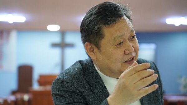 최황규 서울중국인교회 목사가 여성경제신문과 인터뷰 하고 있다. /허아은 기자